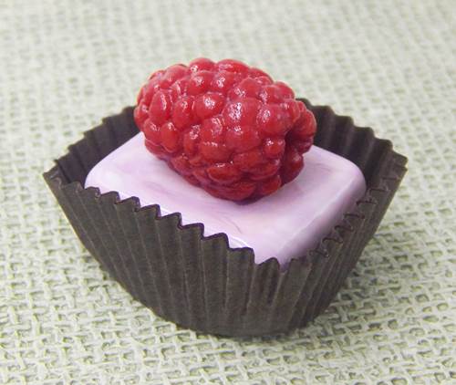 Click to view detail for HG-213 Petit Four, Raspberry Chocolate 2x2x2 $51
